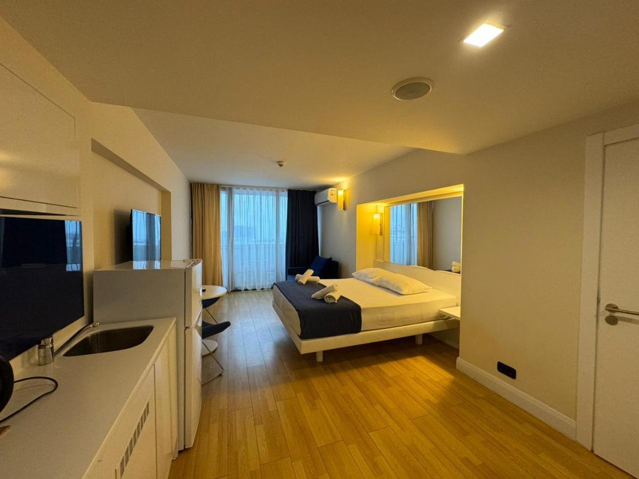 Lux Apart Hotel 555 Batumi Zimmer foto
