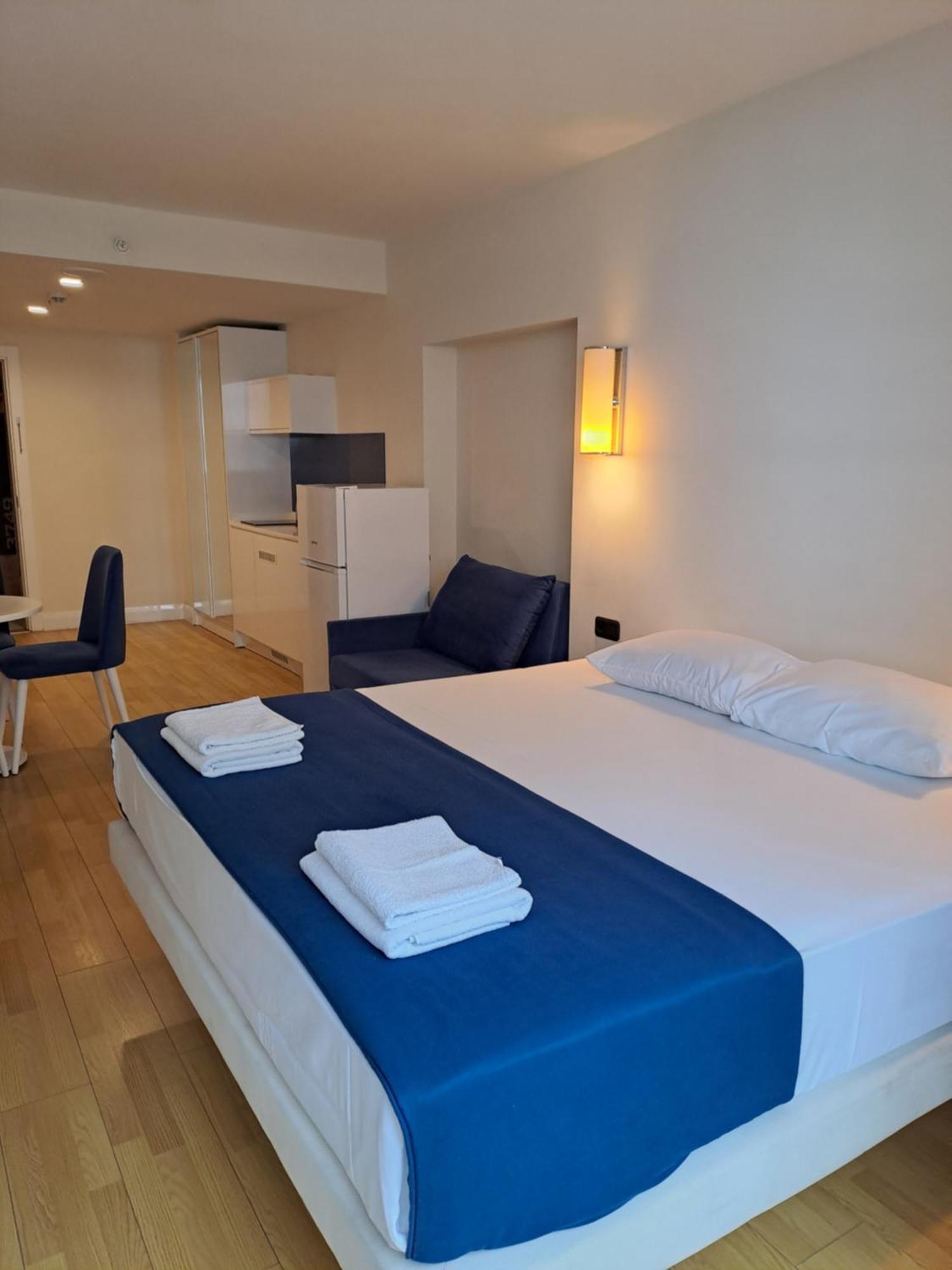 Lux Apart Hotel 555 Batumi Zimmer foto